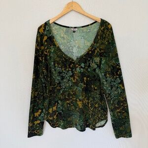 THE KIT Women’s Size 2X Bamboo Green Camo Print Deep V Long Sleeve Tee